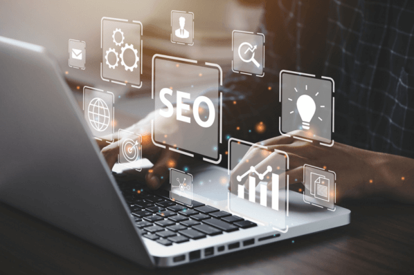 longtail-keywords Unternehmer recherchiert relevante Keywords zur SEO-Optimierung